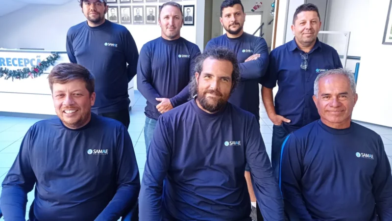 Leituristas recebem camisas térmicas e chapéus com abas