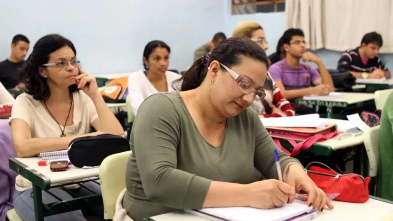 Conclua o ensino fundamental ou médio com o EJA e amplie suas oportunidades