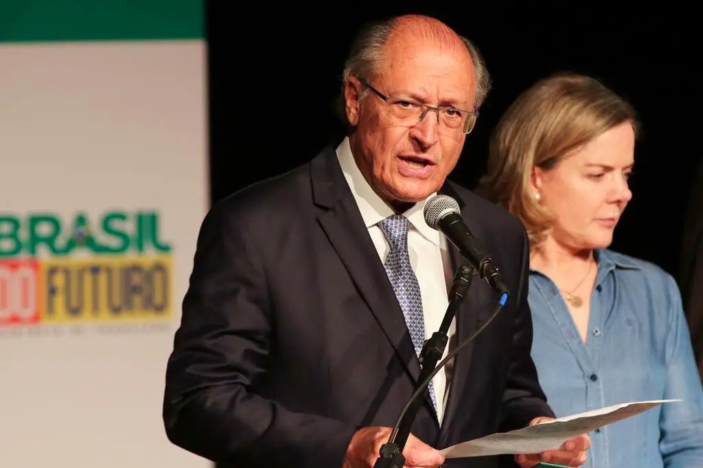 Geraldo Alckmin e Gleisi Hoffmann recebem Carta Compromisso e prometem avaliar demandas da mobilidade sustentável no próximo governo
