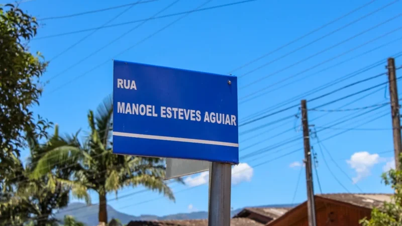 A pavimentação em blocos de concreto na Rua Manoel Esteves de Aguiar está em andamento