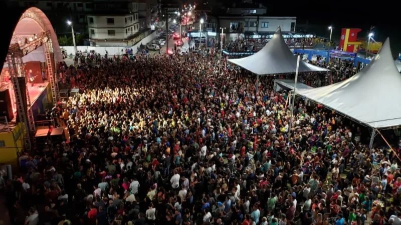Show da banda Nenhum de Nós atrai multidão na Praça Central