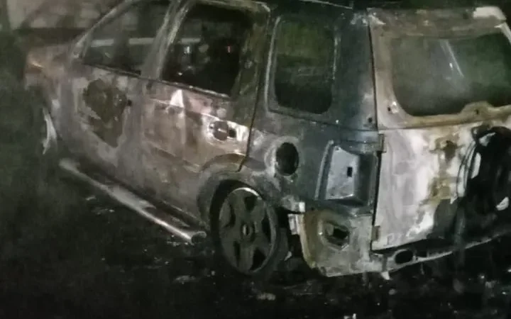 Carro incendiado em Meleiro