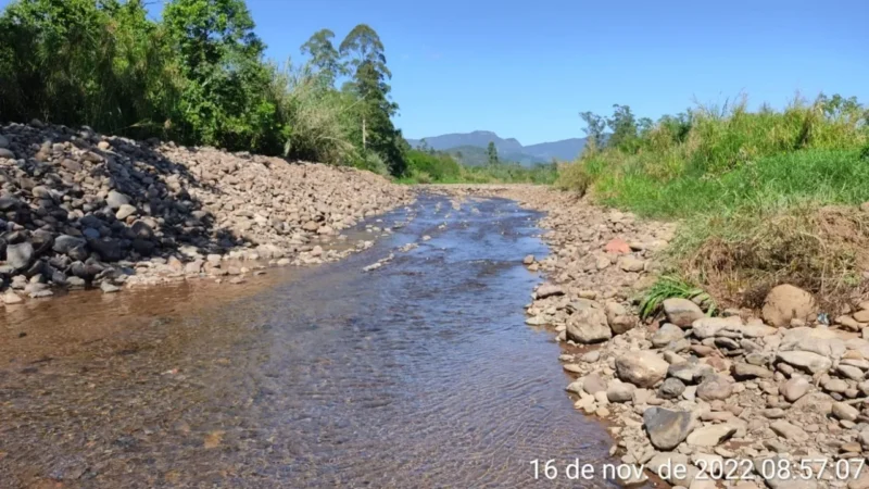 Máquinas trabalham em desassoreamento de rios em Timbé do Sul