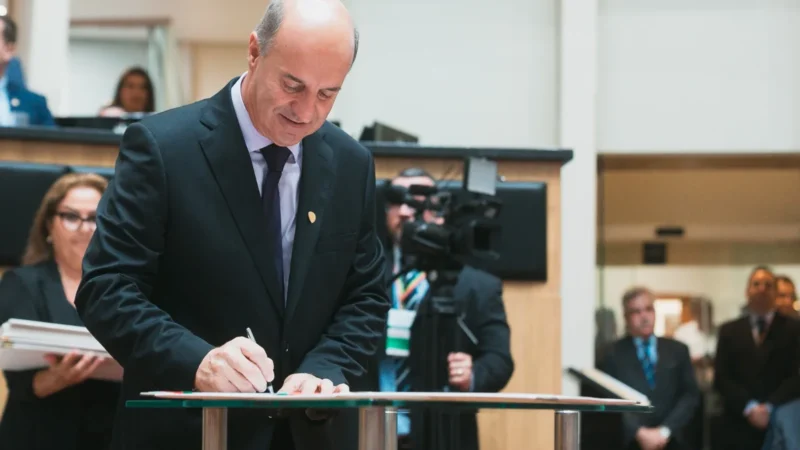 Zé Milton é empossado e sai fortalecido para uma futura disputa à presidência da Assembleia