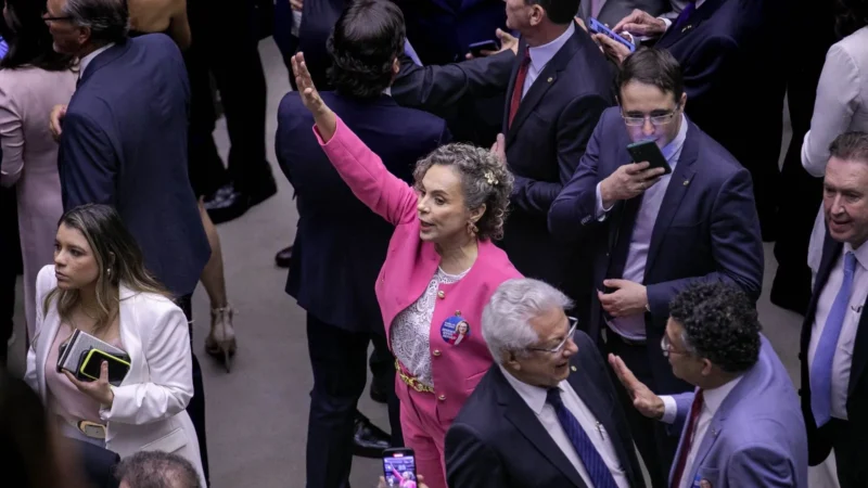Santa Catarina tem uma nova deputada federal: Ana Paula Lima tomou posse na Câmara dos Deputados, hoje