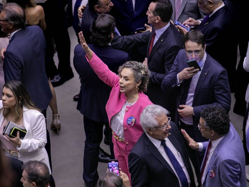 Santa Catarina tem uma nova deputada federal: Ana Paula Lima tomou posse na Câmara dos Deputados, hoje