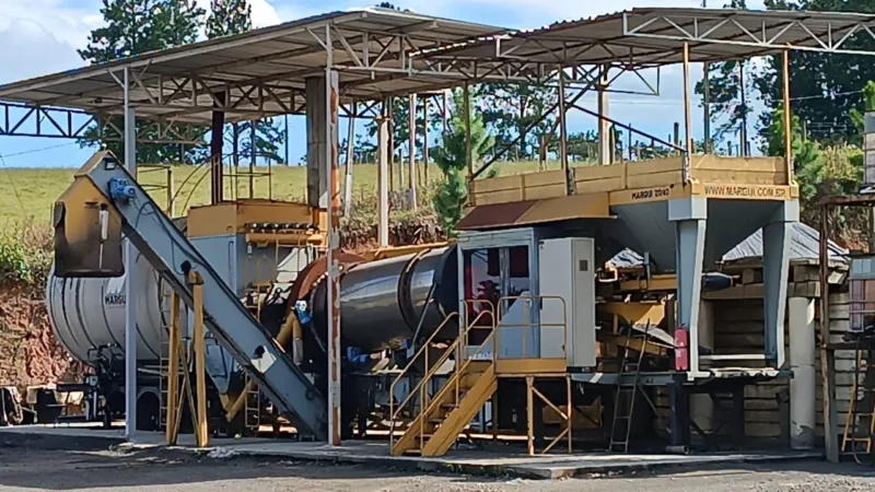 Usina de asfalto de Meleiro é alvo de arrombamento e furto de materiais No local foi deixado um trator que foi usado para puxar cerca de 100 metros de fiação