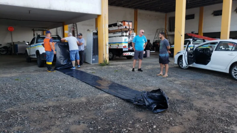 Vento e chuva causam estragos em Balneário Arroio do Silva