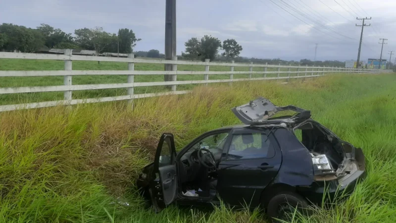 Casal sai com carro da pista e esposa fica ferida
