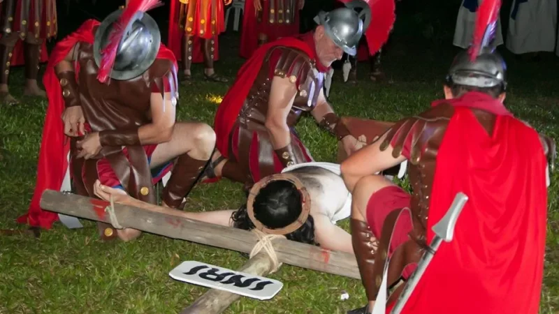 Grupo teatral encena Paixão e morte de Jesus Cristo em Meleiro