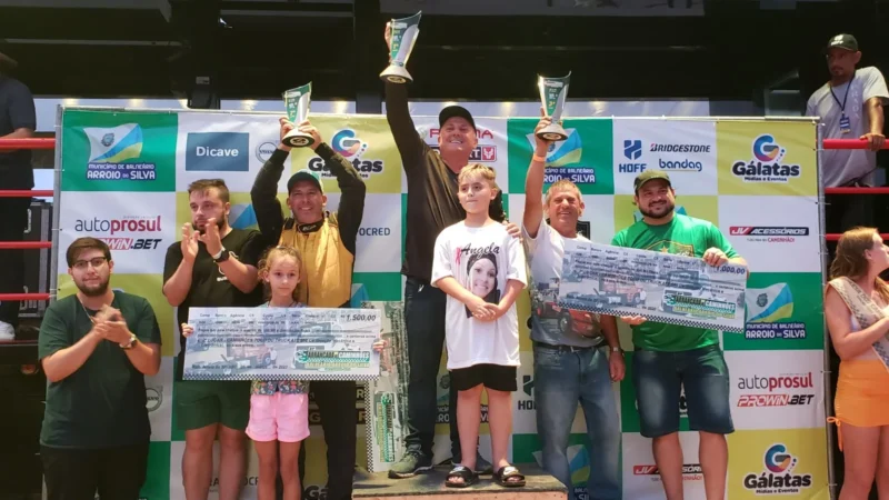 Campeões da Arrancada de Caminhões comemoram a taça Angela Carminatti