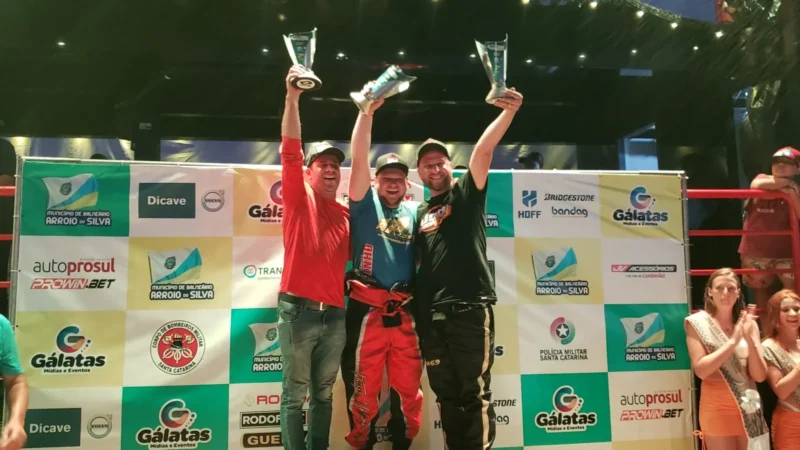 Taça Angela Carminatti para os campeões da 31ª Arrancada de Caminhões