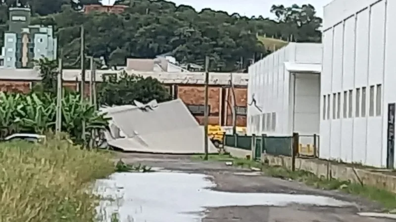 DEFESA CIVIL: TEMPORAIS PROVOCAM ESTRAGOS E OBSTRUEM RUAS EM ARARANGUÁ.