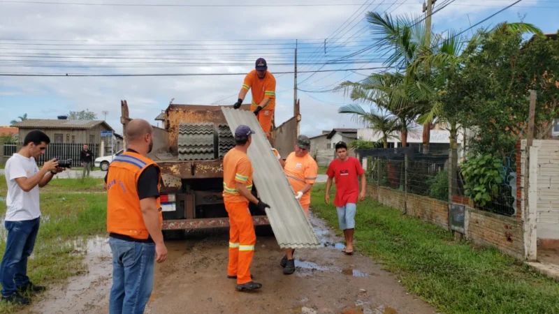 Famílias atingidas pelo vendaval recebem atendimento no Arroio