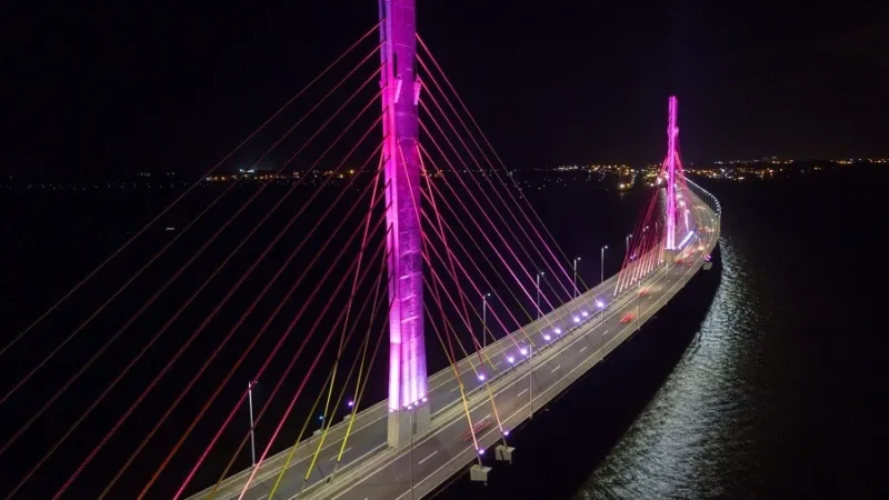 Iluminação na Ponte Anita Garibaldi homenageia as Mulheres  Durante todo o mês de março a estrutura terá iluminação especial alusiva à data