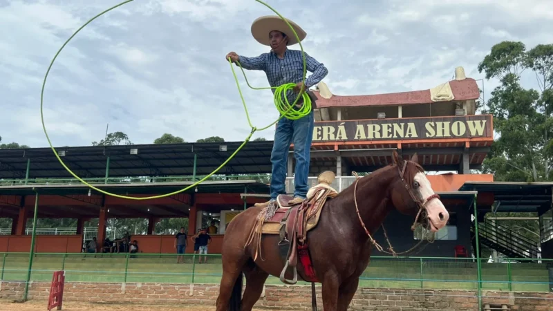 Rodeio Crioulo Internacional do Caverá inicia com espetáculo de laço e montaria em cavalo do México