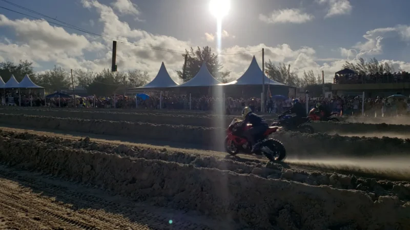 Arrancada de Motos movimenta o fim de semana na Praia da Caçamba