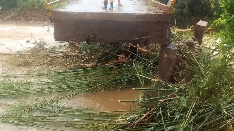 Situação de emergência e pontes caídas em Timbé do Sul por causa da enxurrada 