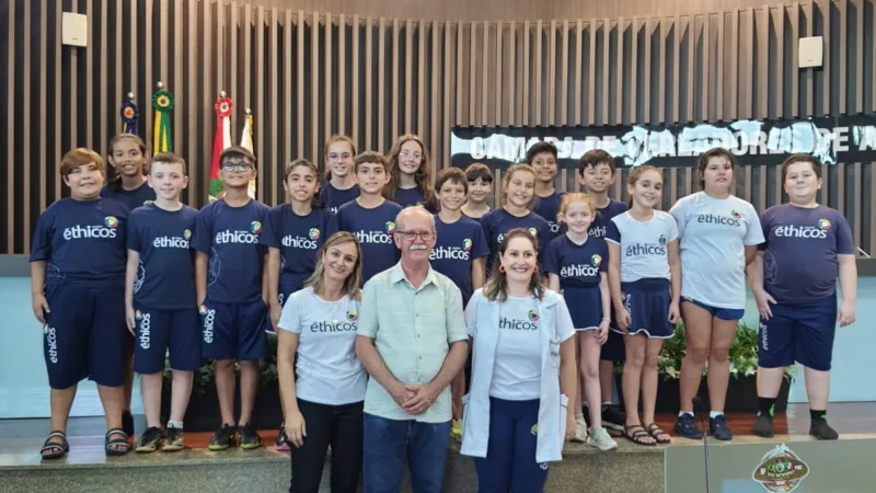 Câmara e Prefeitura de Araranguá recebem visita de alunos do Colégio Éthicos