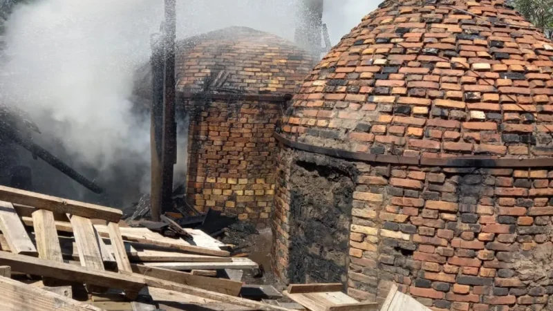 Bombeiros apagam incêndio em forno de queima de  carvão