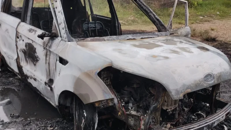 Veículo Kia Soul é totalmente consumido pelas chamas