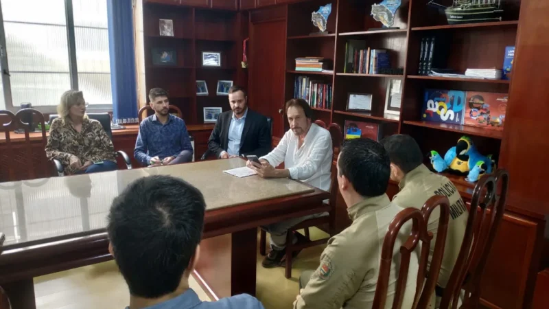 PREFEITO REALIZA REUNIÃO SOBRE MEDIDAS DE SEGURANÇA NAS ESCOLAS  E CENTROS DE EDUCAÇÃO INFANTIL