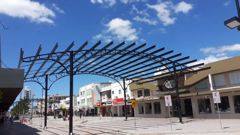 Calçadão volta a ser aberto para veículos nesta quarta-feira (19)