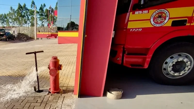 Sombrio Saneamento doa e instala hidrante para novo quartel do Corpo de Bombeiros Militar