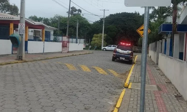 Rua da escola de Jardim Cibele vira mão única