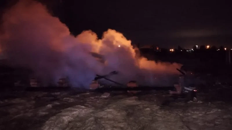 Casa de madeira totalmente incendiada em Balneário Gaivota