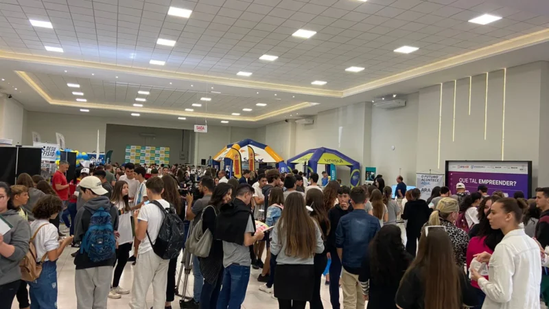 III Feira Aciva de Profissões reúne 1.200 estudantes somente no primeiro dia