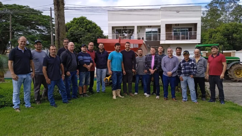 Administração entrega máquina espalhadeira para Associação de Bananicultores de Ermo