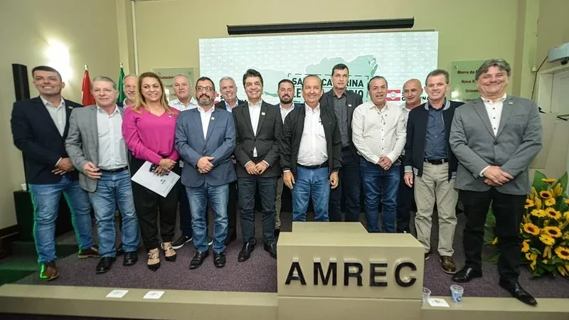 Governador na Amesc; para ouvir prefeitos; aniversário do Primo; aliado de Samuca em voo solo; e mais