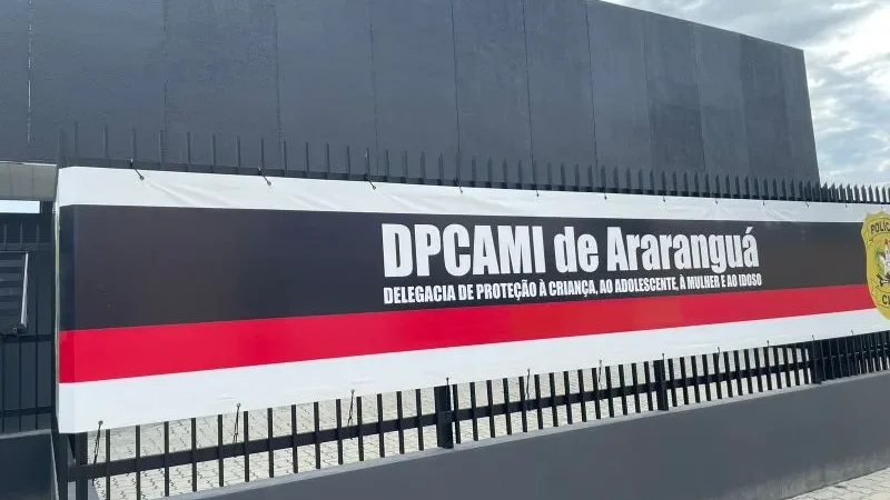 DPCAMI de Araranguá prende dois homens por violência contra mulheres e apreende adolescente por envolvimento com o tráfico