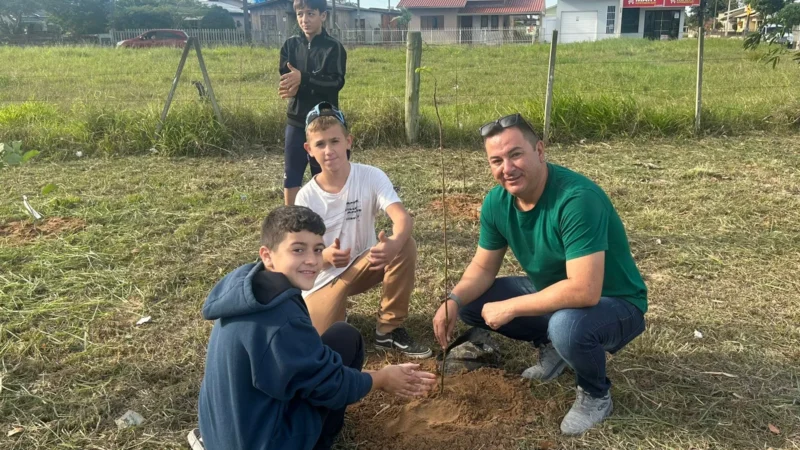 Vereador Jair Anastácio lidera ação de plantio de árvores no bairro Lagoão