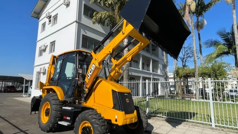 Nova retroescavadeira auxiliará trabalhos de Obras e Agricultura