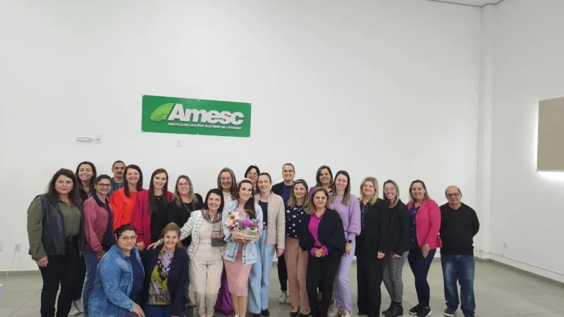 Consultora da Fecam participa de reunião na AMESC