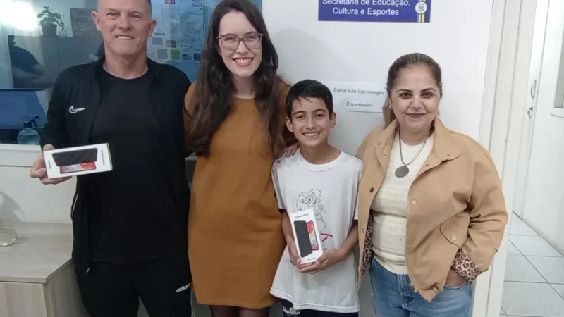 Aluno e professor que mais acessaram o Clube Aluno receberam celular como prêmio