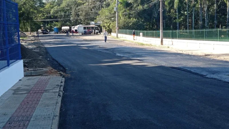 Rua da ETA III e do Açude Belinzoni recebe implantação de camada asfáltica