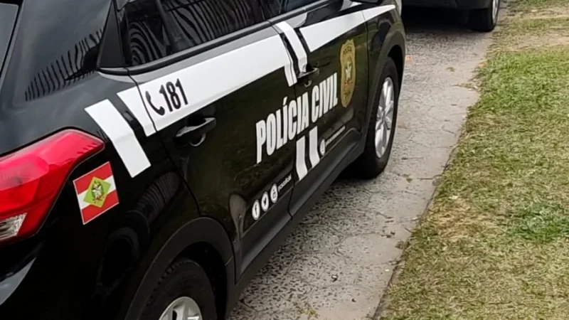 Polícia Civil prende um homem e uma mulher por estelionato, falsificação de documento e extorsão.