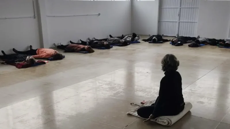 Estudantes da Escola Jovem participam de aula de yoga na Casa da Cultura de Sombrio
