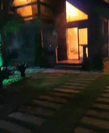 Casa incendiada no bairro Village Dunas