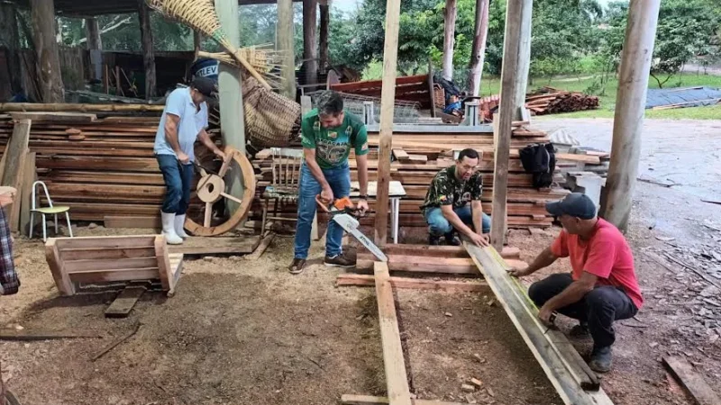 Servidores da Prefeitura de Maracajá mobilizados para a decoração da Festa do Colono