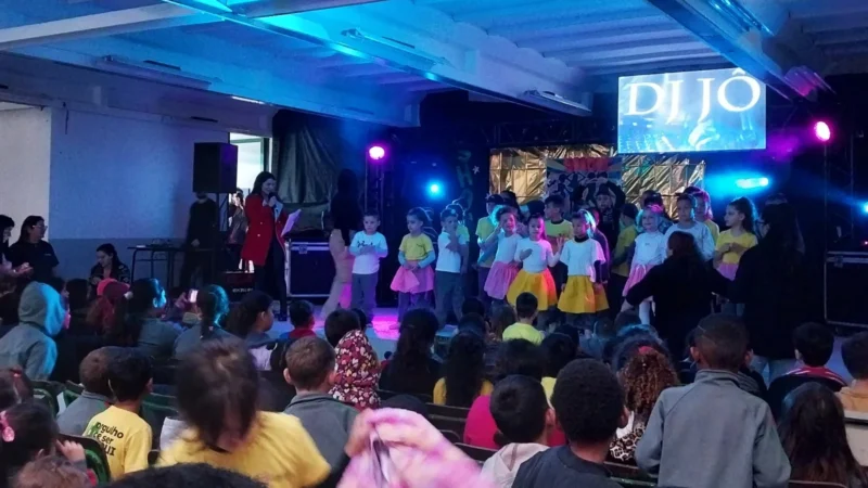 Dia do Estudante na Escola Nilza lota auditório com Show de Talentos