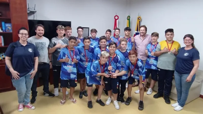 Prefeito recebe os campões do moleque bom de bola