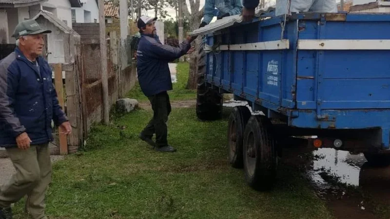 Defesa Civil de Balneário Gaivota iniciou a distribuição de telhas às famílias atingidas pelo granizo