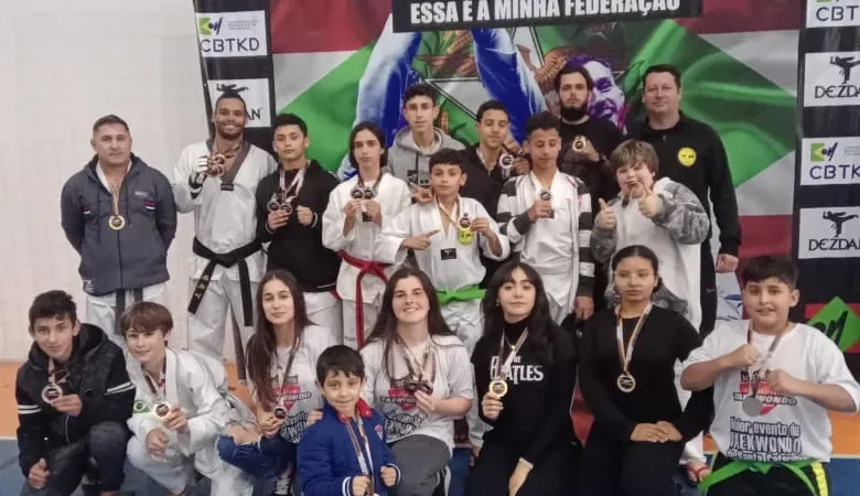 Taekwondo de Balneário Gaivota conquista 29 medalhas no 2⁰ Combate Open de Criciúma