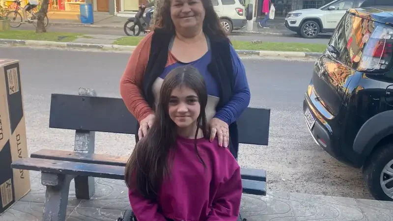 Mãe de menina torrense segue em busca do sonho da filha
