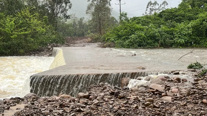Chuvas Intensas Afetam Jacinto Machado: Comunidade de Tigre Preto Isolada devido à Ponte Danificada