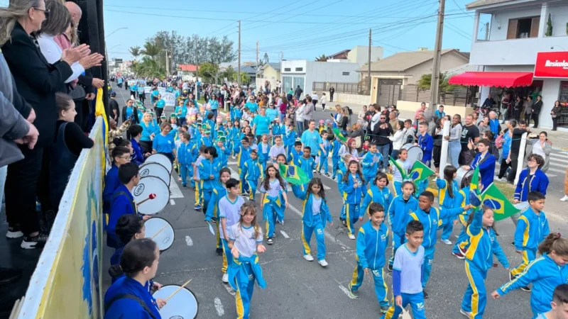 Em Balneário Arroio do Silva 35 pelotões e sete fanfarras abrilhantam o Dia da Independência